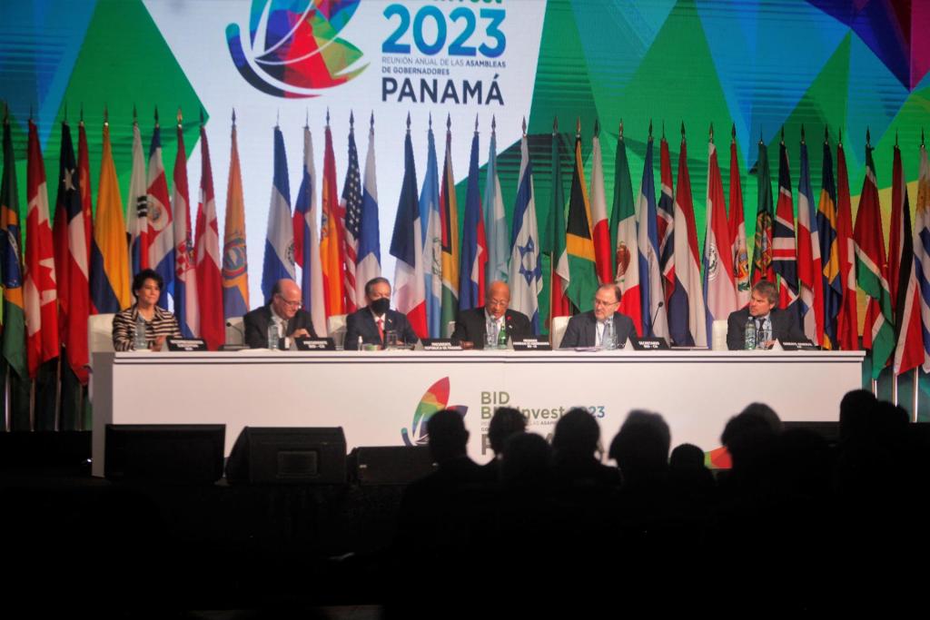 La vicepresidenta del BID Reina Irene Mejía Chacón (i), el presidente del Banco Interamericano de Desarrollo (BID) Ilan Goldfajn (2-i), el residente de la República de Panamá Laurentino Cortizo (3-i), participan el 19 de marzo en la inauguración de la 63 edición de la Reunión Anual de la Asamblea de Gobernadores del BID, en Cuidad de Panamá (Panamá). Goldfajn, apuntó este sábado que el organismo puede "hacer mucho más" por el desarrollo de Latinoamérica, con un nuevo plan centrado en tres pilares: los temas sociales, el clima y la integración regional. EFE/ Carlos Lemos