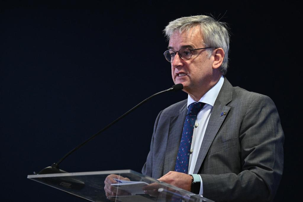 El embajador de la Unión Europea en Brasil, Ignacio Ybáñez, habla hoy durante la apertura del foro de alcaldes Ciudades Sostenibles, en Brasilia (Brasil). EFE/André Borges