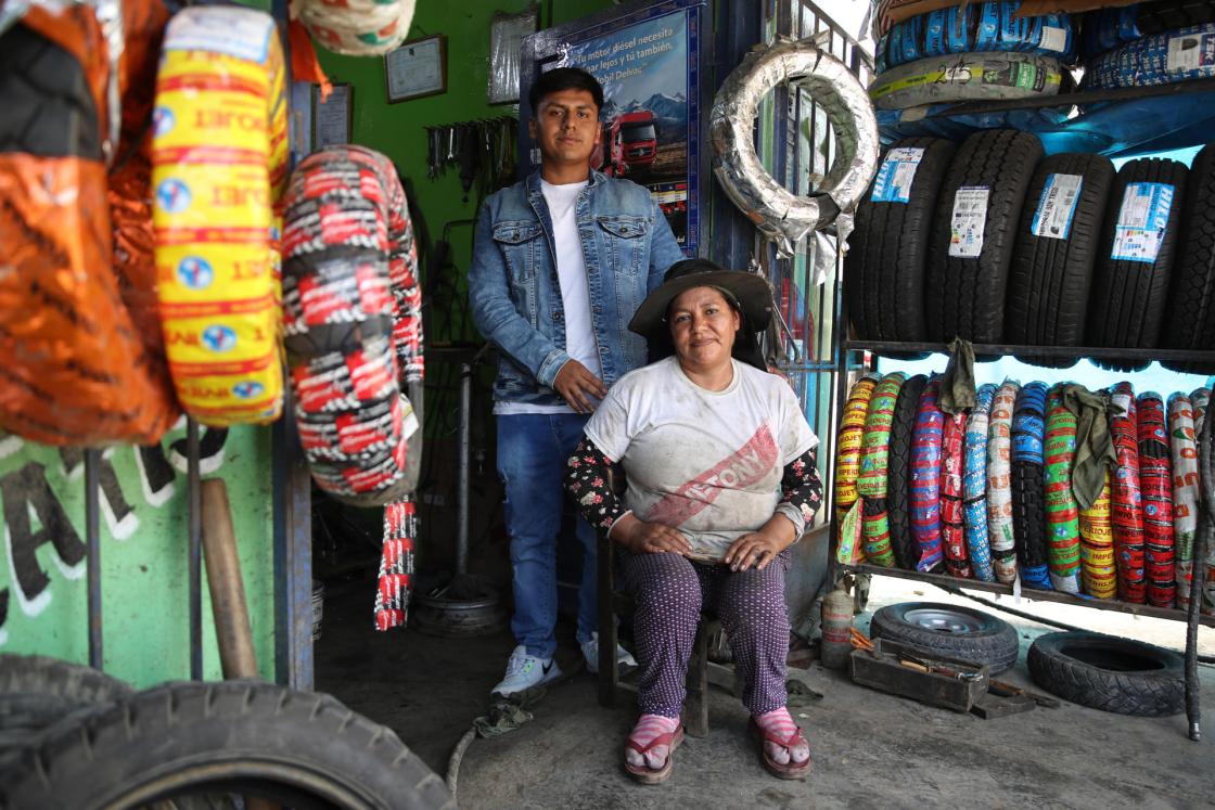 El joven peruano Anthonny Guerra posa junto a su madre Silvia Benilda, el 27 de marzo de 2023 en su taller en el distrito de Imperial, provincia de Cañete (Perú). EFE/ Paolo Aguilar