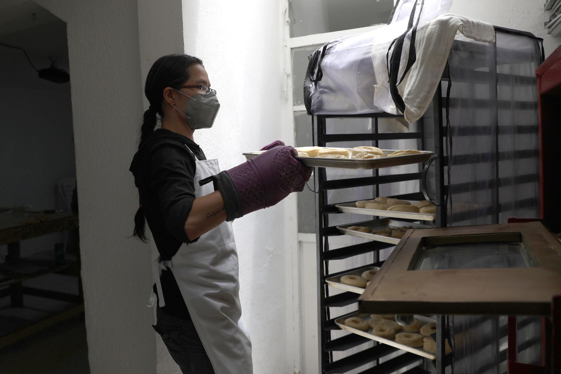 Fotografía de Archivo que muestra a Mafer Rodríguez, durante una clase de la elaboración de pan el 10 de abril de 2021 en Ciudad de México (México). EFE/Sáshenka Gutiérrez