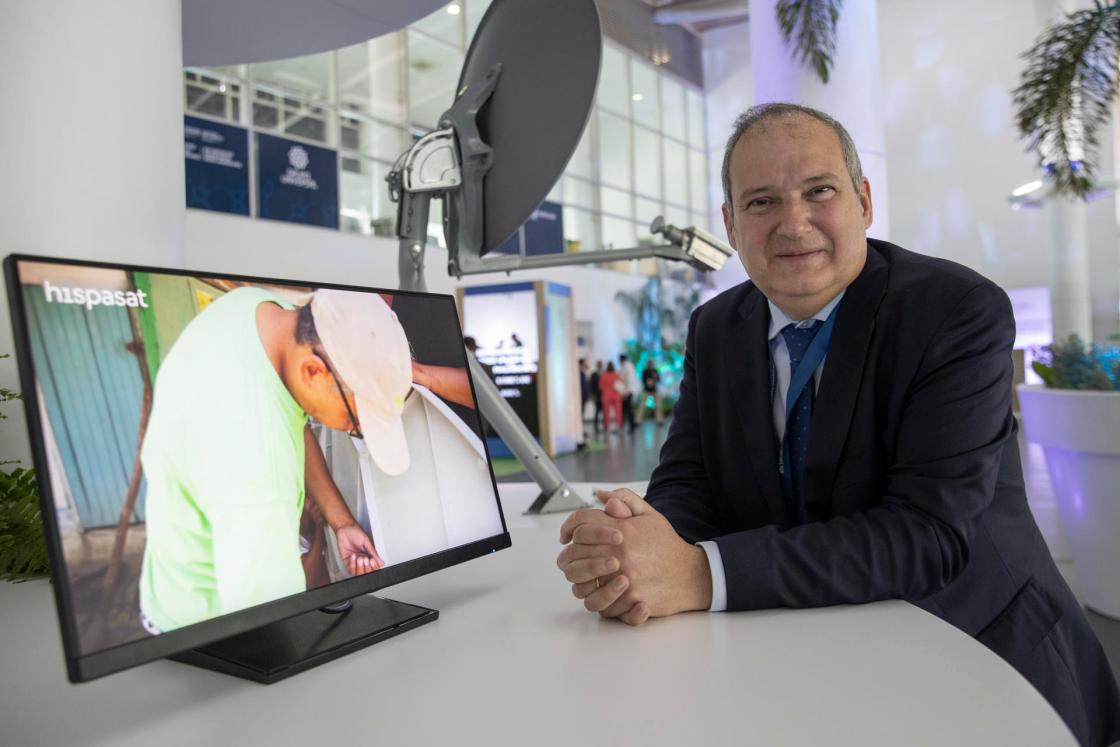 Jordi Hereu, presidente de Hispasat, posa hoy en el stand de la compañía durante el XIV Encuentro Empresarial Iberoamericano, en Santo Domingo (República Dominicana).EFE/Orlando Barría