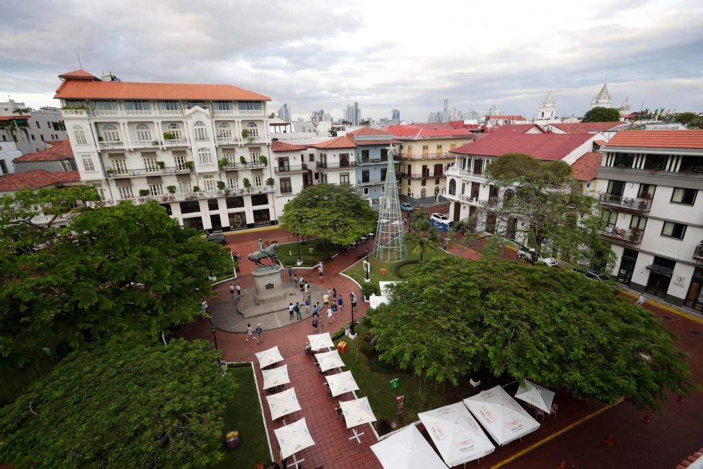 AME633. BOGOTÁ (COLOMBIA), 20/03/2023.- Fotografía de archivo del parque Herrera en el Casco Viejo, el 12 de diciembre de 2022, en la Ciudad de Panamá (Panamá). La inclusión de la Ruta Colonial Transístmica de Panamá en la lista de Patrimonio Mundial de la Unesco contribuirá a la "revalorización continua" de la cultura e identidad del país como "Puente del Mundo", y dará un impulso al desarrollo integral y turístico del sitio y sus alrededores, afirmó la ministra de Cultura panameña, Giselle González Vilarrué. EFE/Bienvenido Velasco ARCHIVO