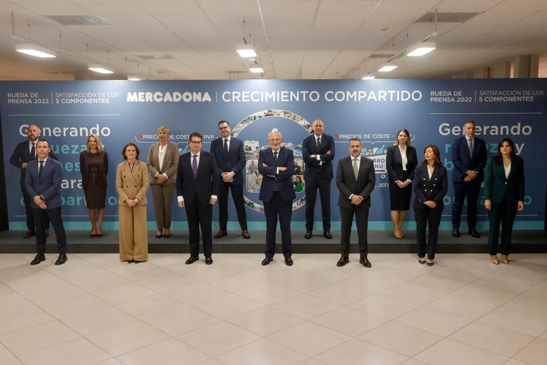 PATERNA (VALENCIA), 14/03/2023.-Mercadona ha ganado 718 millones de euros en 2022, lo que supone un 5 % más que en el ejercicio anterior (680,3 millones), según ha dado a conocer este martes su presidente, Juan Roig (en la image) , en la presentación de resultados de la compañía en el centro de coinnovación en Paterna.EFE/ Kai Forsterling