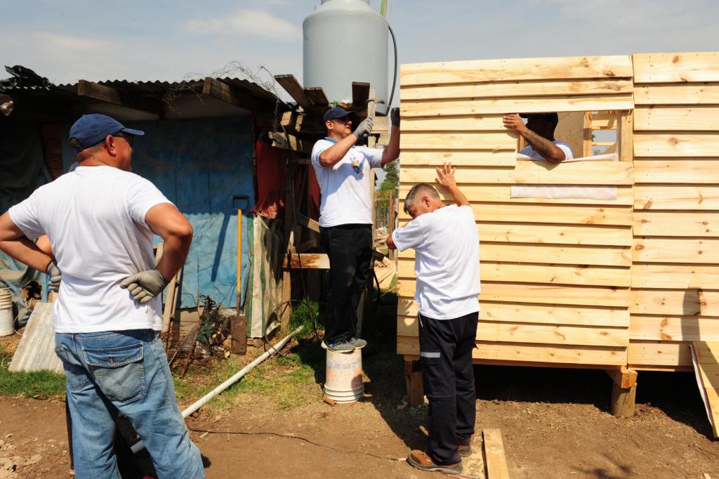 Voluntarios trabajan en la construcción de viviendas en la comunidad "La Bistrica", en Buenos Aires (Argentina). En la comunidad 'La Bistrica', de la localidad de José C. Paz, en la provincia argentina de Buenos Aires, once familias sonríen porque la alianza entre la organización social Techo y el proyecto social "Softys Contigo: más cuidado para todos", de la empresa chilena Softys, les permite acceder a una vivienda de emergencia con un baño. EFE/ Matías Martín Campaya