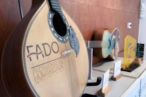 BRAGA(PORTUGAL), 09/03/2023.-Una guitarra portuguesa, instrumento tradicional del fado, en la oficina de Turismo de Braga. Fundada como Bracara Augusta, Braga "es ciudad desde la época romana" y una de las más antiguas de Portugal: "Es monumental, creativa y acogedora, tiene historia, patrimonio, economía, juventud y buena gastronomía", por lo que "no tiene la necesidad de darse importancia" ni de "estar compitiendo con otras ciudades portuguesas", resume a EFE Filomena Alves, responsable de turismo de Braga. El punto de partida para el viaje espiritual por Braga es el santuario del Bom Jesús do Monte, que la UNESCO añadió a su lista de Patrimonio Mundial en 2019.EFE/María Moya