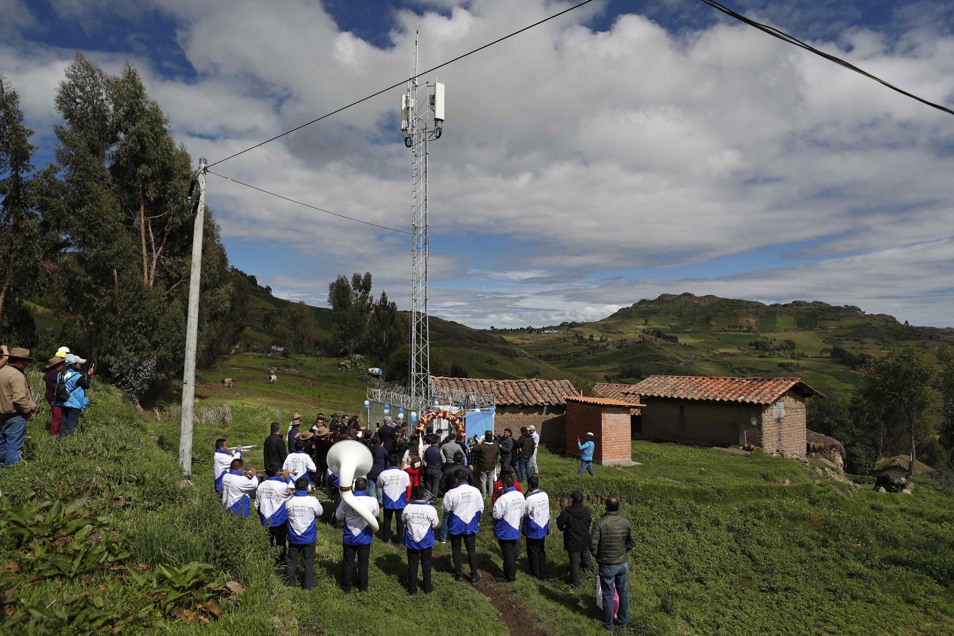 Fotografía de una antena de Internet el 3 de marzo de 2023 en la aldea de Los Ángeles, departamento de La Libertad (Perú). EFE/Paolo Aguilar