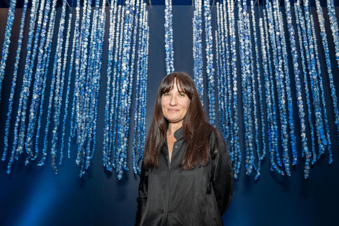 La artista plástica Inma Barrero posa frente a su obra durante el evento "Be the Drop That Shapes the wave " ayer, en el Skyroom at FIAF en New York (EEUU). EFE/ Angel Colmenares