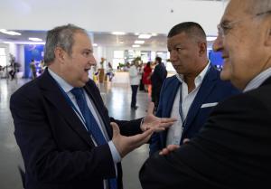 Jordi Hereu (i), presidente de Hispasat, habla hoy con el consejero delegado Miguel Ángel Panduro (d), y con Moisés Hernández, director del AlDesarollo Colombia, durante el XIV Encuentro Empresarial Iberoamericano, en Santo Domingo (República Dominicana). EFE/Orlando Barría