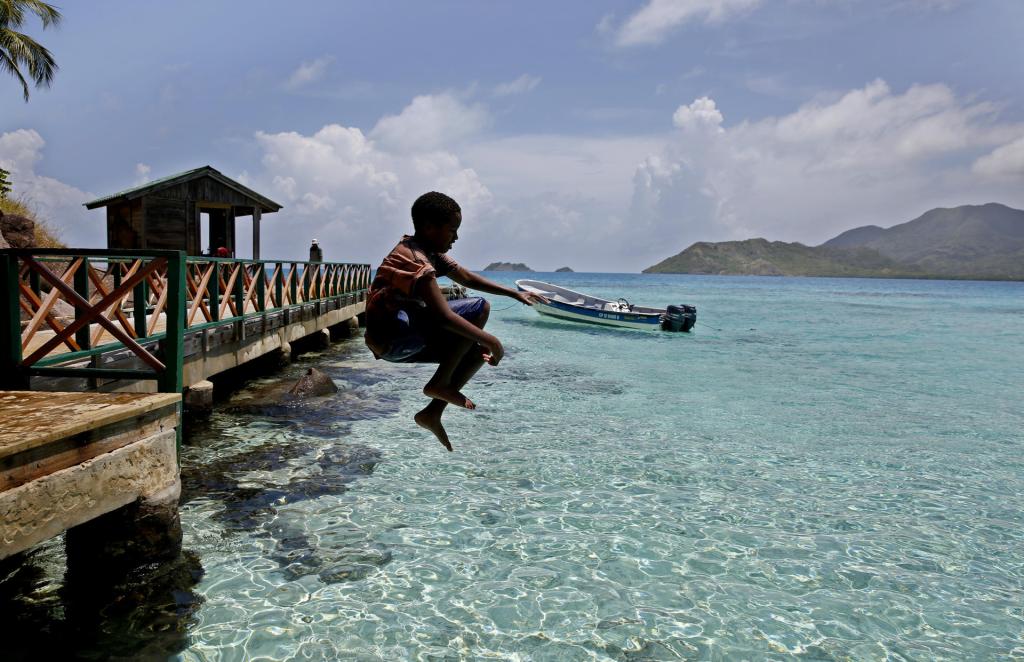 Foto de archivo que muestra a un niño mientras juega en Cayo Cangrejo (Colombia). EFE/Leonardo Muñoz