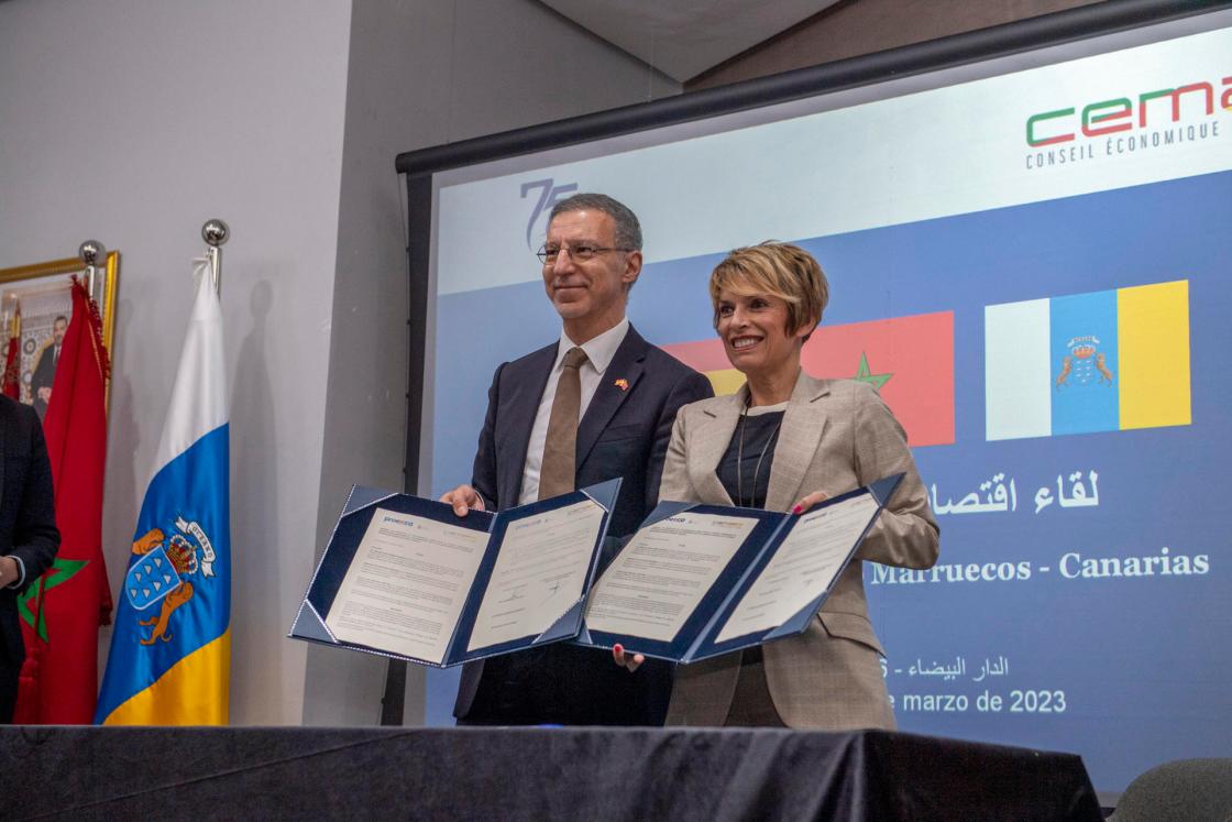 CASABLANCA (MARRUECOS), 16/03/2023.- Elena Máñez, consejera de Economía, Conocimiento y Empleo del Gobierno de Canarias, y Adil Rais, copresidente del Consejo Económico Marroquí España (Cemaes), durante la firma de un convenio de colaboración para la expansión de las empresas de las islas en Marruecos y otros países vecinos del continente africano en sectores como el turismo, tratamiento de agua y energías renovables, este jueves en Casablanca.-EFE/Jalal Morchidi