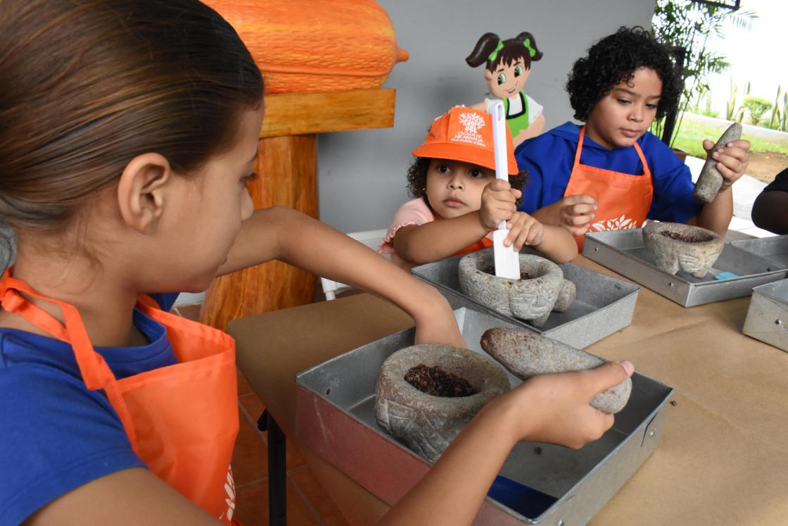 Fotografía cedida por Rikolto que muestra a niños mientras participan en el taller Choconiño en Nicaragua. EFE/ Rikolto