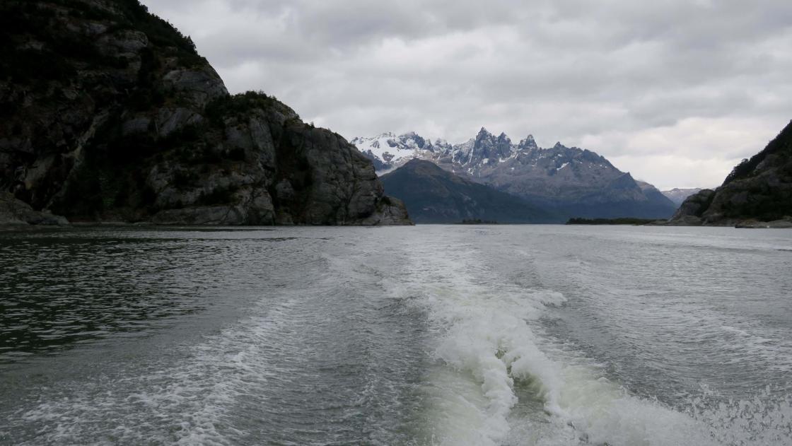 Fotografía del 23 de enero de 2019, muestra un paraje de la Cordillera Darwin, en el sur de Chile. A 500 años del viaje en el que Fernando de Magallanes descubrió el principal paso natural entre el Atlántico y el Pacífico, quienes frecuentan hoy la zona advierten que el cambio climático ha llegado para quedarse: los pingüinos van en descenso y, salvo excepciones, los glaciares retroceden. EFE/Rodrigo García