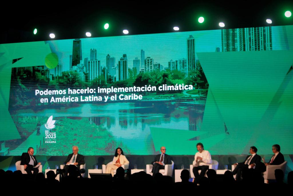 Fotografía de los panelistas en uno de los seminarios celebrados durante las reuniones del Banco Interamericano de Desarrollo (BID) el17 de marazo, en Ciudad de Panamá (Panamá). El BID llamó este viernes a actuar de modo urgente y de manera coordinada para proteger los ecosistemas de la cuenca Amazónica, tras un encuentro celebrado en el marco de sus reuniones anuales. EFE/ Carlos Lemos