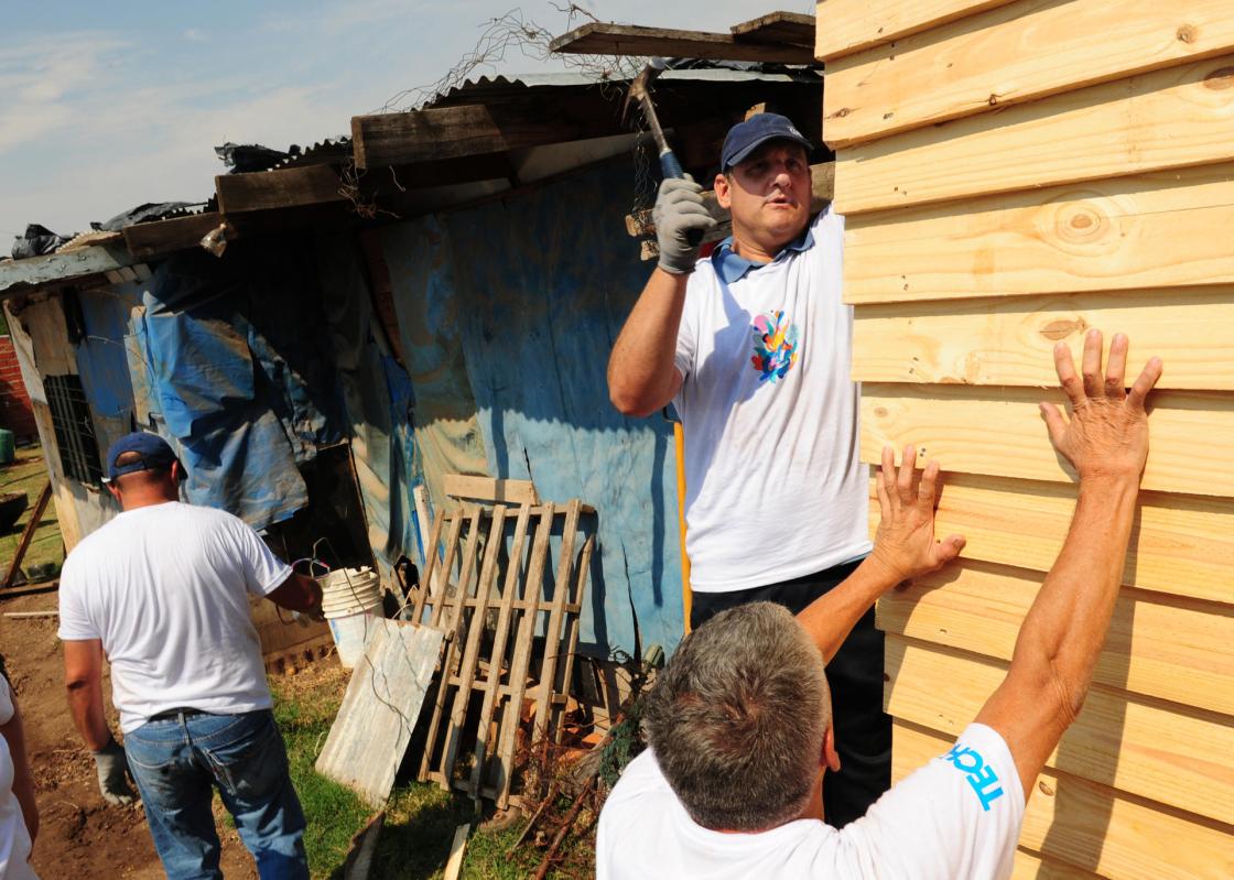 Voluntarios trabajan en la construcción de viviendas en la comunidad "La Bistrica", en Buenos Aires (Argentina). En la comunidad 'La Bistrica', de la localidad de José C. Paz, en la provincia argentina de Buenos Aires, once familias sonríen porque la alianza entre la organización social Techo y el proyecto social "Softys Contigo: más cuidado para todos", de la empresa chilena Softys, les permite acceder a una vivienda de emergencia con un baño. EFE/ Matías Martín Campaya