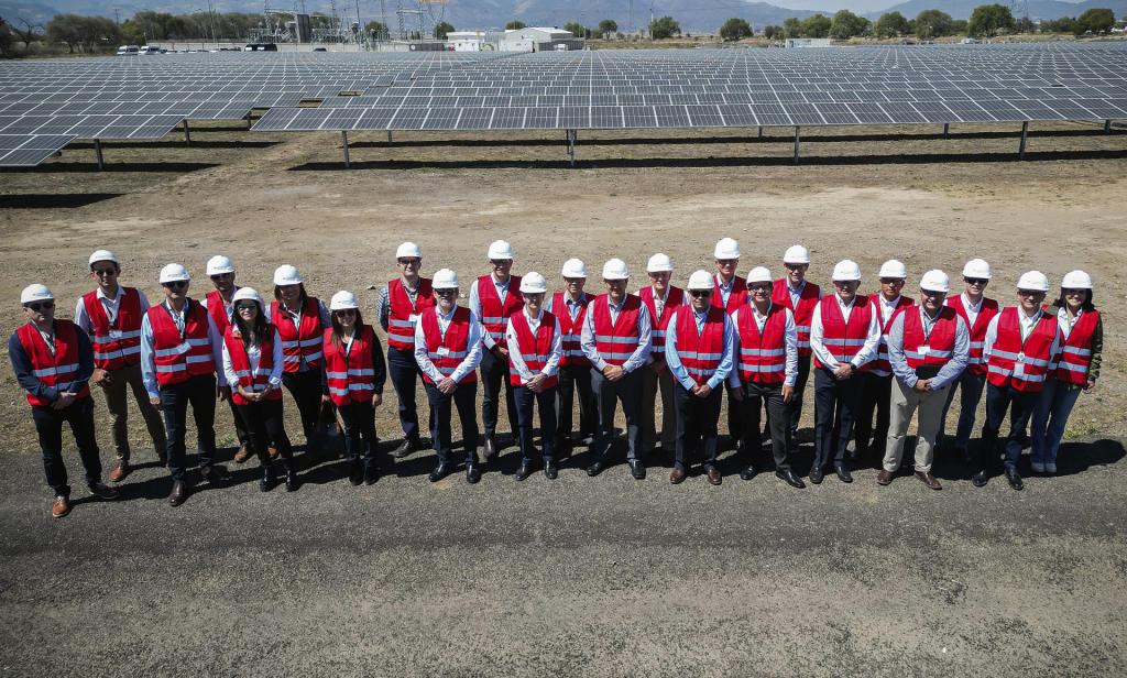 Fotografía sin fecha de toma, cedida hoy por Iberdrola México, de representantes de diferentes compañías que visitan las instalaciones del parque fotovoltaico en Cuyoaco, Puebla (México). EFE/ Iberdrola México /