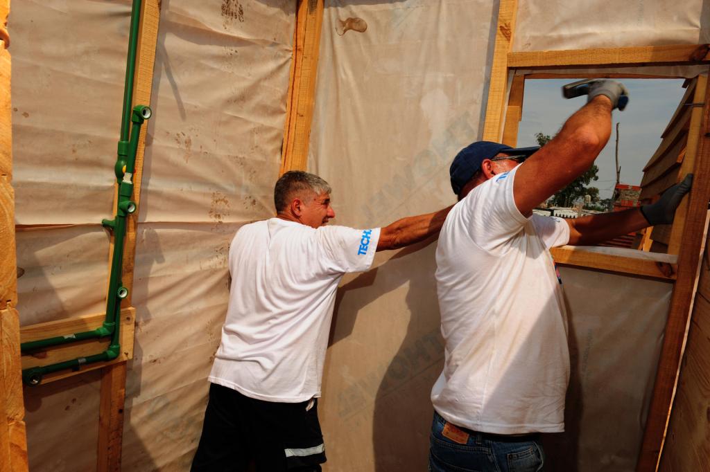 Voluntarios trabajan en la construcción de viviendas en la comunidad "La Bistrica", en Buenos Aires (Argentina). En la comunidad 'La Bistrica', de la localidad de José C. Paz, en la provincia argentina de Buenos Aires, once familias sonríen porque la alianza entre la organización social Techo y el proyecto social "Softys Contigo: más cuidado para todos", de la empresa chilena Softys, les permite acceder a una vivienda de emergencia con un baño. EFE/ Matías Martín Campaya