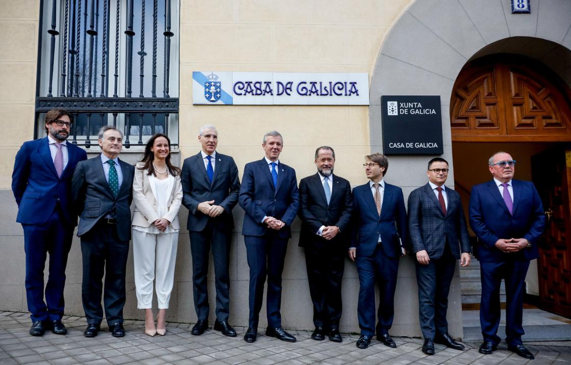 MADRID, 07/03/2023.-El presidente de la Xunta, Alfonso Rueda (c), posa  para una foto de grupo junto al presidente de Abanca, Juan Carlos Escotet (4d), y al vicepresidente primero y conselleiro de Economía Industria e Innovación de la Xunta, Francisco Conde (4i), en el marco de la presentación de Impulsa Galicia, iniciativa de colaboración público-privada, este martes, en la Casa de Galicia en Madrid. EFE/ David Fernández