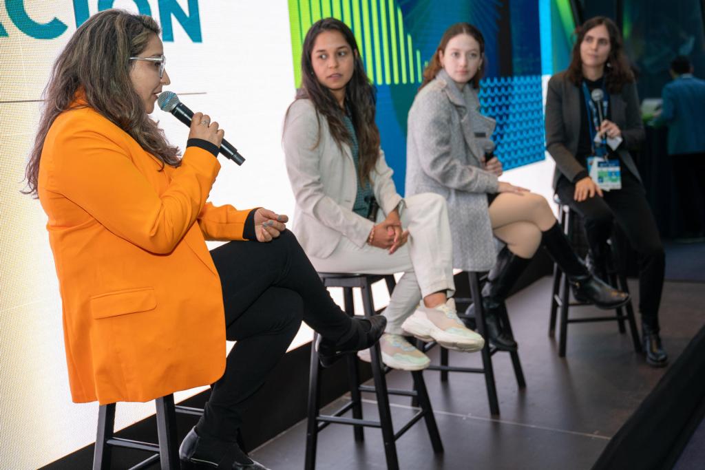 Gabriela Maldonado (i), jefa del Departamento de Investigación, Desarrollo e Innovación de la Empresa Pública Metropolitana de Agua Potable y Saneamiento de Quito, fue registrada este viernes, 24 de marzo, durante el panel "Celebrating Source of Innovation", en Nueva York (NY, EE.UU.). EFE/Ángel Colmenares
