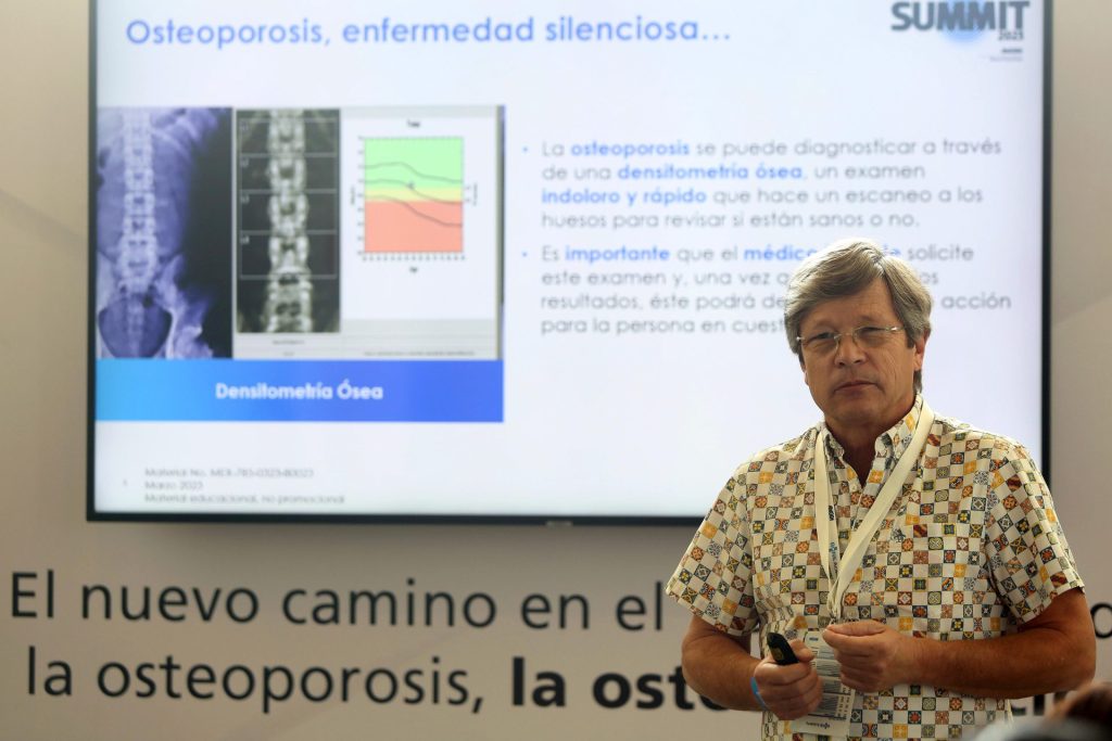 El director médico de Amgen México, Max Saráchaga, habla durante un encuentro profesional el 30 de marzo de 2023, en el balneario de Cancún en Quintana Roo (México). EFE/Alonso Cupul