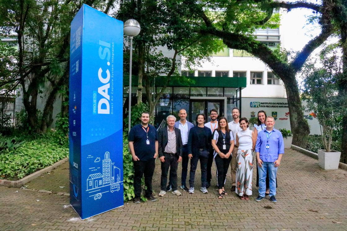 Fotografía cedida hoy por la Pontificia Universidad Católica de Río Grande do Sul (PUC-RS) que muestra a científicos y expertos del proyecto DAC.SI mientras posan, en Porto Alegre (Brasil). Más de 40 expertos buscarán desarrollar una tecnología inédita en Latinoamérica que permita remover 300 toneladas de CO2 de la atmósfera anualmente, con capacidad de ampliación hasta 5.000 toneladas al año, un proyecto en el que la empresa de energía Repsol Sinopec Brasil invertirá 10 millones de dólares. EFE/PUC-RS /Matheus Gomes /SOLO USO EDITORIAL/NO VENTAS /SOLO DISPONIBLE PARA ILUSTRAR LA NOTICIA QUE ACOMPAÑA/CRÉDITO OBLIGATORIO