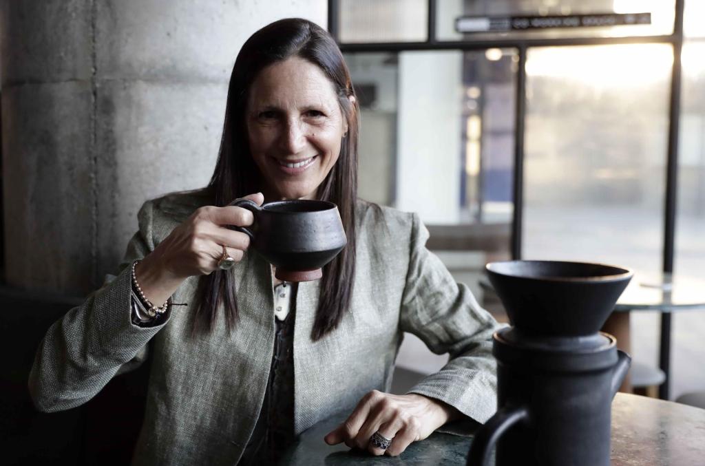La cofundadora de Buena Vida Café Orgánico, Gally Mayer, posa durante una entrevista con Efe el 19 de abril de 2023 en San José (Costa Rica). La cofundadora de Buena Vida Café Orgánico, Gally Mayer, afirmó que el mundo debe avanzar hacia una producción regenerativa del café y un comercio justo con los agricultores para garantizar la sostenibilidad del sector, algo que involucra desde los gobiernos, bancos y empresas, hasta los consumidores. EFE/ Jeffrey Arguedas