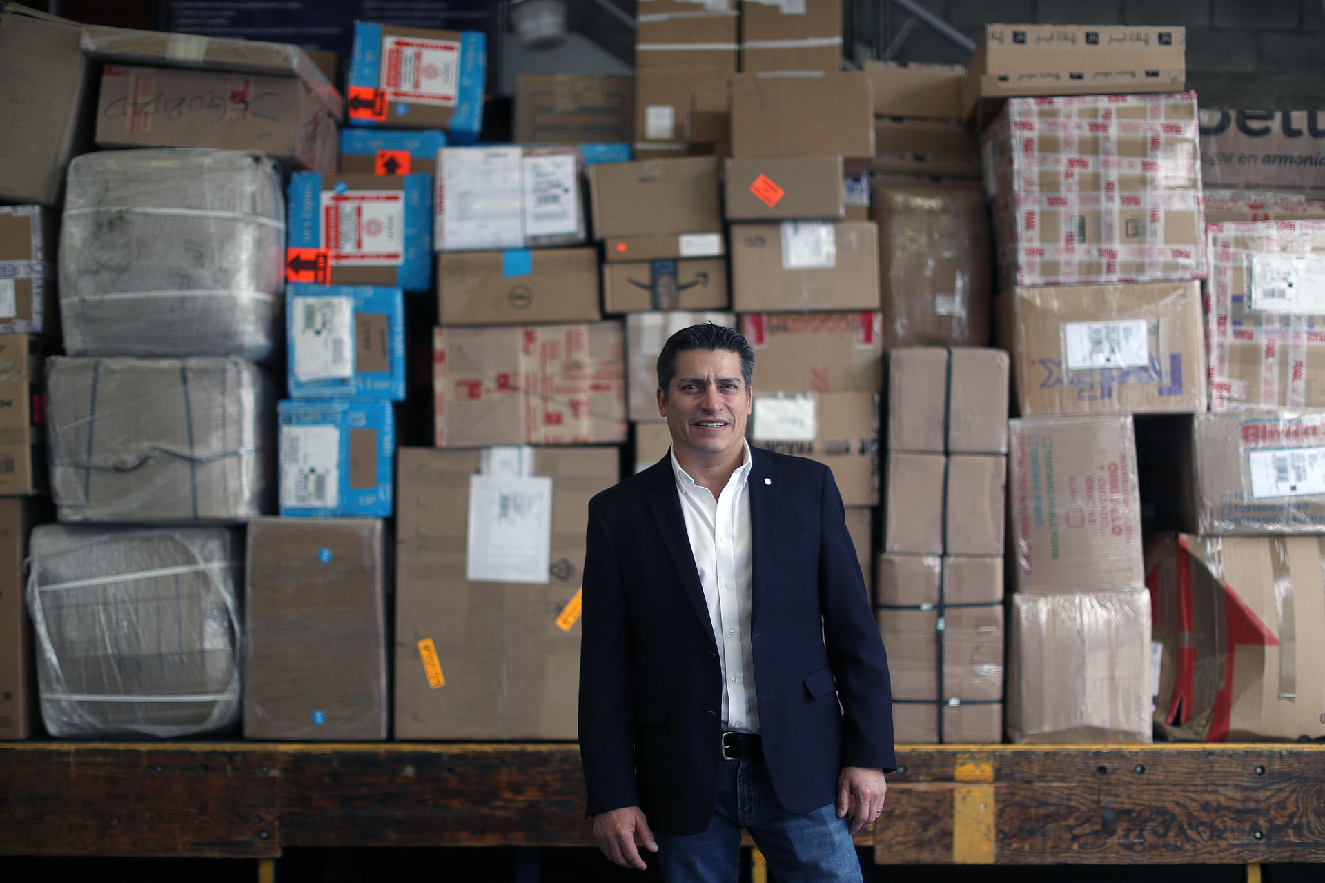 El presidente de UPS Latinoamérica, Francisco Ricaurte, posa durante una entrevista con EFE, el 6 de abril de 2023, en Ciudad de México (México). La multinacional de logística UPS está lista para capturar la demanda de servicios que supone la relocalización de las cadenas de valor, también llamado "nearshoring", con una infraestructura que es capaz de conectar a América Latina con el mercado estadounidense, aseguró a su llegada a México, Francisco Ricaurte, presidente de la compañía para Latinoamérica y el país. EFE/ Sáshenka Gutiérrez