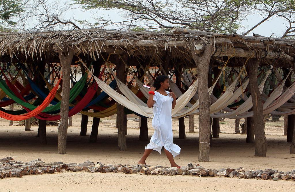 Foto de archivo de una indígena de la etnia Wayúu en la ranchería Iwouyaa, cerca a Riohacha en el departamento de La Guajira (Colombia) EFE/Mauricio Dueñas Castañeda
