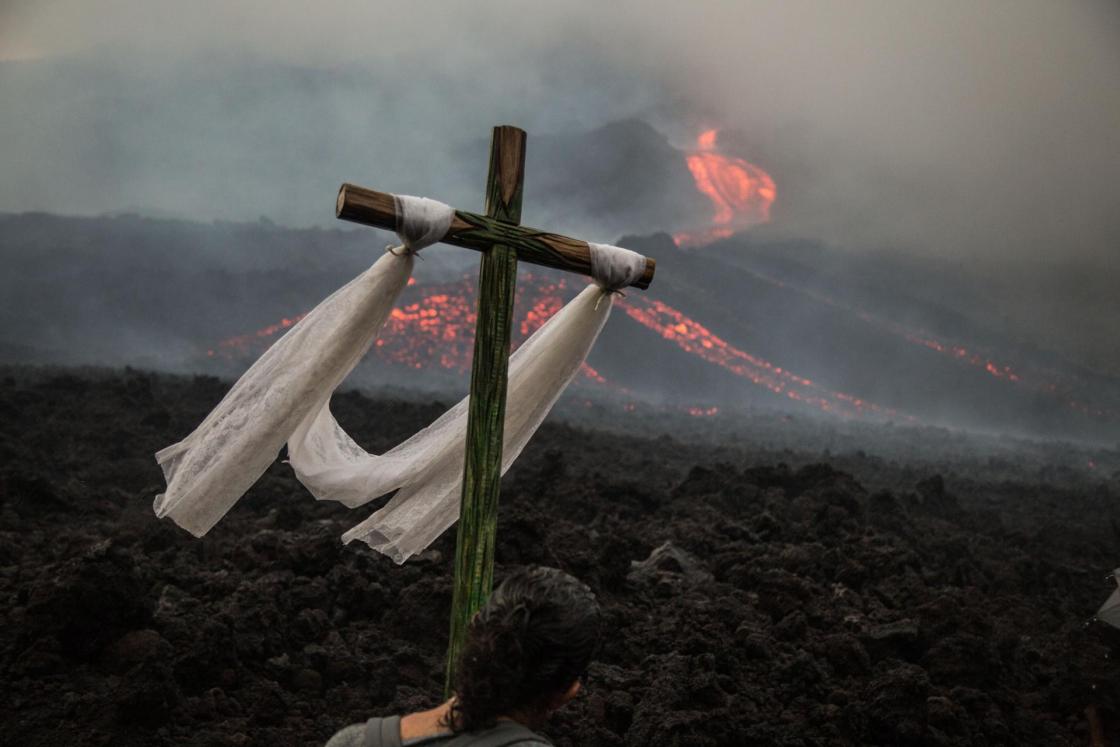 Fotografía de archivo fechada el 05 de mayo de 2021 de una persona observando un río de lava del volcán Pacaya en San Vicente Pacaya (Guatemala). EFE/ Esteban Biba