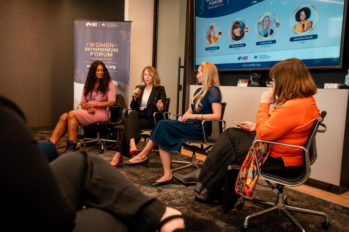 Fotografía cedida por WEFORUM donde aparecen de izquierda a derecha, Jas Booth, fundadora de Final Salute; Kinga Mnich de Ziva Voices; Lindsey Mask, fundadora de Ladies America, y Patricia de Arce, delegada de la Agencia EFE en Washington, mientras participan durante el Foro de Mujeres Emprendedoras, hoy, en Washington (Estados Unidos).EFE/ WEFORUM