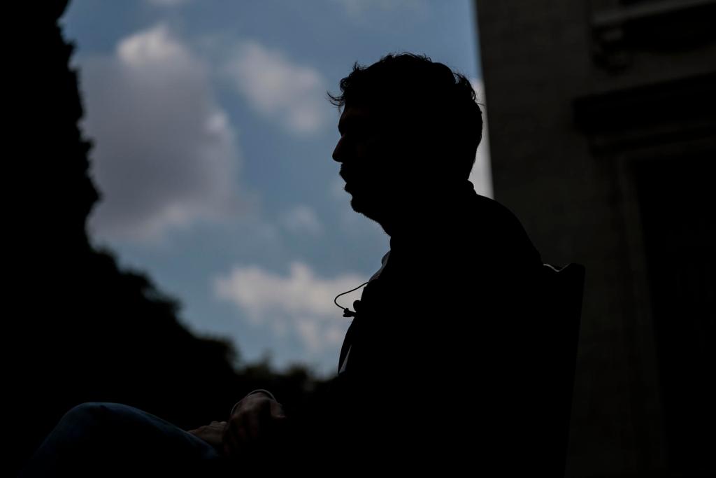 El director de cine Santiago Mitre habla durante una entrevista con EFE el 17 de abril de 2023 en Buenos Aires (Argentina). Lo que Santiago Mitre había imaginado para su vida, ser guionista y director de películas, lo ha logrado con creces. "Mi único sueño es poder seguir dirigiendo", asegura el artífice de "Argentina, 1985", filme con más nominaciones, 14, en la décima edición de los Premios Platino, galardones que destaca sirven para que el cine iberoamericano logre mayor difusión internacional. EFE/ Juan Ignacio Roncoroni