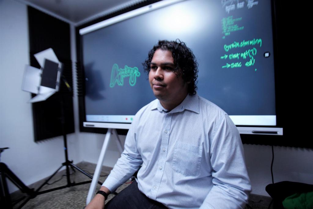 Kevin González, director de tecnología e investigación educativa de Ayudinga, habla durante una entrevista con EFE hoy, en Ciudad de Panamá (Panamá). EFE/ Carlos Lemos