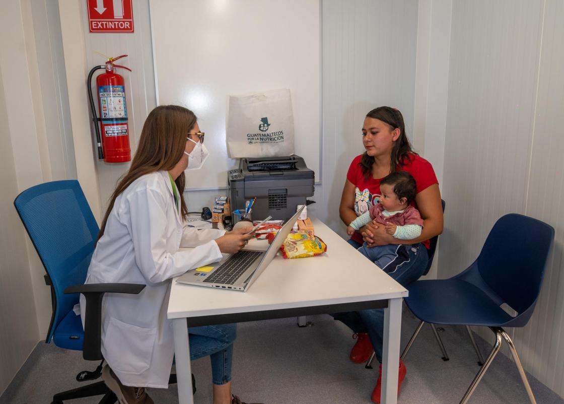 Fotografía cedida por la Iniciativa Guatemaltecos por la Nutrición que muestra a una de sus profesionales durante la primera jornada de atención para familias, el 31 de marzo de 2023, en el departamento (provincia) de Huehuetenango (Guatemala). EFE/ Iniciativa Guatemaltecos por la Nutrición