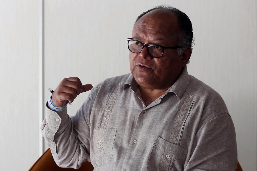 El médico especialista en reumatología Hilario Ávila,habla durante una entrevista con EFE, el 4 de abril de 2023, en el balneario de Cancún en Quintana Roo (México). La osteoporosis, una enfermedad crónica, progresiva y silenciosa, puede llevar a los pacientes a tener alto riesgo de fractura sin ni siquiera saber que la padecen, detalló en México en entrevista con EFE el médico especialista en reumatología Hilario Ávila. EFE/Alonso Cupul