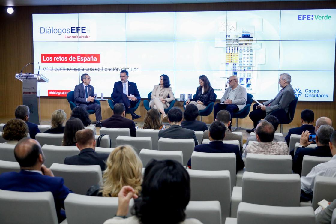 De izquierda a derecha Ismael Aznar, socio responsable de Medio Ambiente y Clima en PWC España; Josep María Tost, exdirector general de la Agencia de Residuos Catalana; Miriam Uría, miembro de la junta directiva de la AEA y vicepresidenta en Norsk Hydro; Eva Gil, codirectora y cofundadora del estudio de arquitectura elii; Ángel Fernández Homar, presidente de la Fundación Economía Circular y Pedro Pablo Herraez, adjunto de dirección de EFE Verde participan este lunes en el debate "Diálogos EFE. Economía Circular. Los retos de España en el camino hacia la edificación circular", en Madrid. EFE/David Fernández