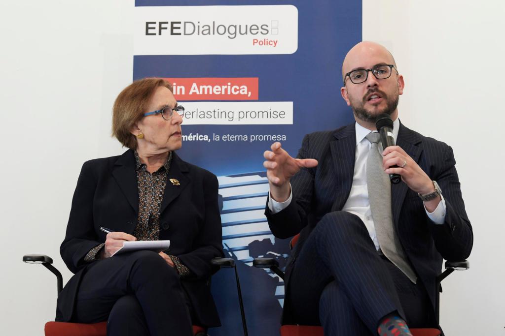 Cynthia Arson, investigadora principal para Latinoamérica del Centro Wilson y el director del Hemisferio Oeste de la Casa Blanca, Juan Gonzales, participan en el foro Diálogo EFE: Latinoamérica, la eterna promesa hoy, en Washington (EE.UU.). El primer EFE Dialogues, un foro organizado por la Agencia EFE, analiza este martes la situación política y económica en Latinoamérica y su relación actual con los Estados Unidos. EFE/ Lenin Nolly