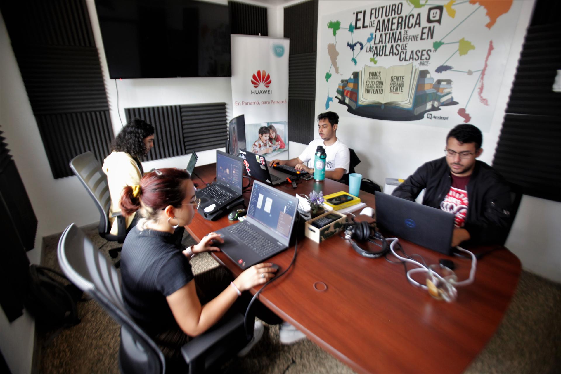 Voluntarios de Ayudinga trabajan hoy, en Ciudad de Panamá (Panamá). EFE/ Carlos Lemos
