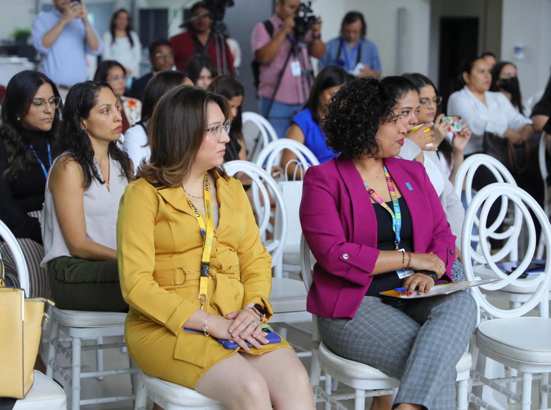 La banca analiza riesgos y oportunidades de la era digital para las mujeres hondureñas