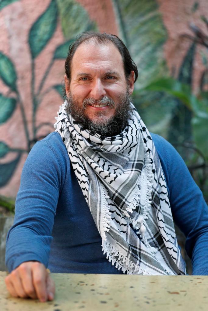 El actor colombiano Andrés Parra habla durante entrevista con EFE el 19 de abril de 2023, en Bogotá (Colombia). Los Premios Platino son para el actor colombiano Andrés Parra los galardones que "más están uniendo" a la industria audiovisual iberoamericana, a cuya décima edición regresa nominado en la categoría de mejor interpretación masculina de reparto por la miniserie mexicana de misterio "Belascoarán". EFE/ Carlos Ortega