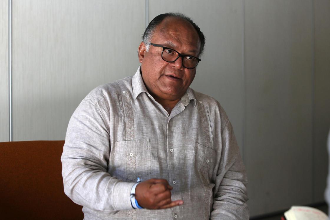 El médico especialista en reumatología Hilario Ávila,habla durante una entrevista con EFE, el 4 de abril de 2023, en el balneario de Cancún en Quintana Roo (México). La osteoporosis, una enfermedad crónica, progresiva y silenciosa, puede llevar a los pacientes a tener alto riesgo de fractura sin ni siquiera saber que la padecen, detalló en México en entrevista con EFE el médico especialista en reumatología Hilario Ávila. EFE/Alonso Cupul