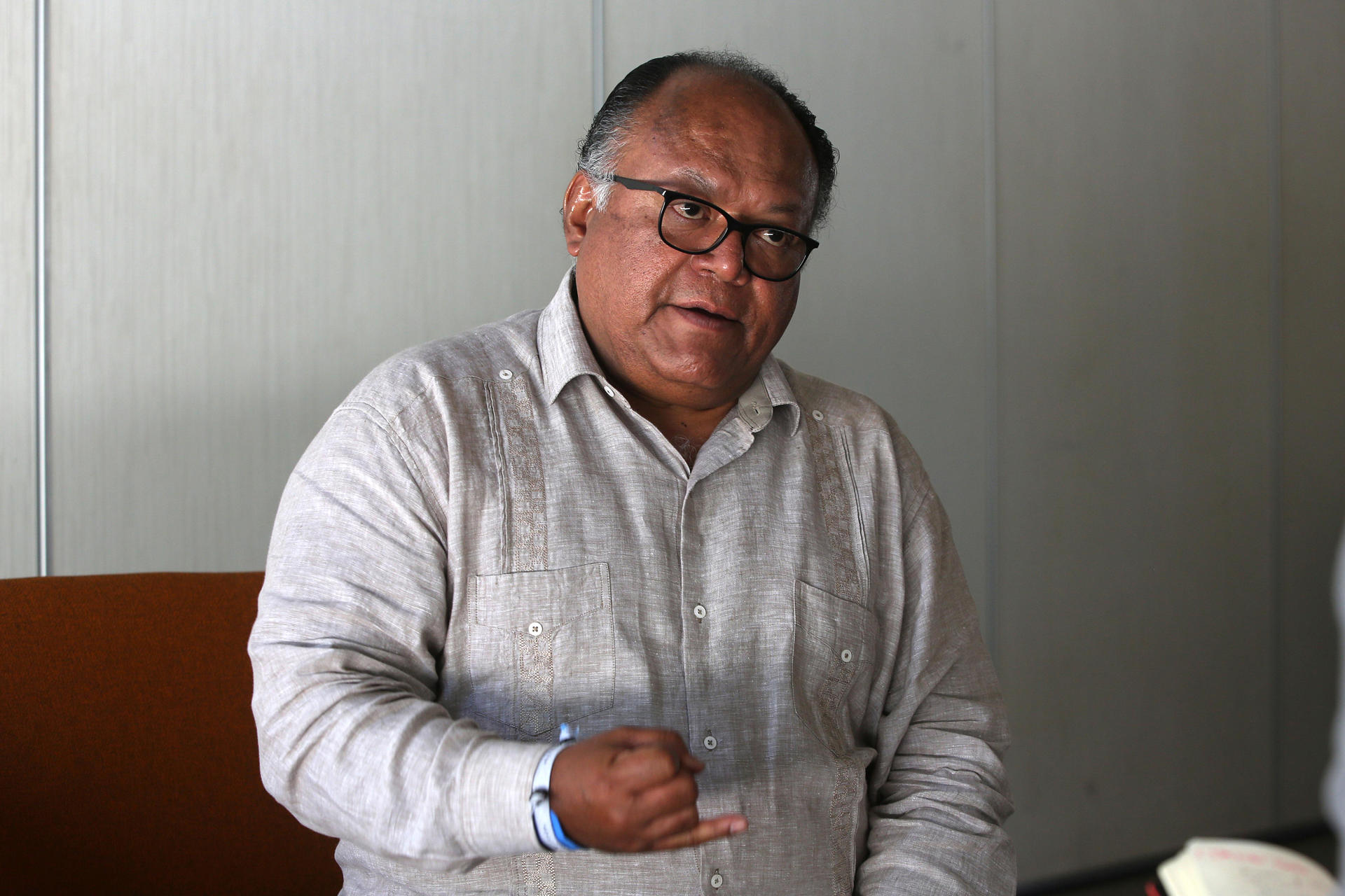 El médico especialista en reumatología Hilario Ávila,habla durante una entrevista con EFE, el 4 de abril de 2023, en el balneario de Cancún en Quintana Roo (México). La osteoporosis, una enfermedad crónica, progresiva y silenciosa, puede llevar a los pacientes a tener alto riesgo de fractura sin ni siquiera saber que la padecen, detalló en México en entrevista con EFE el médico especialista en reumatología Hilario Ávila. EFE/Alonso Cupul