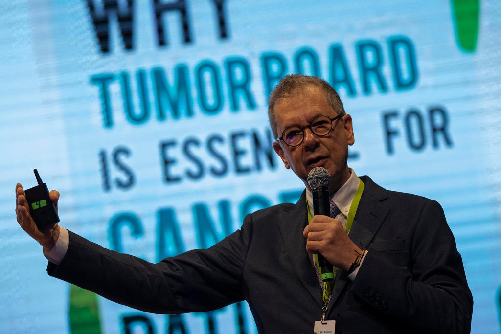 El doctor Rodolfo Gómez habla durante el inicio del Congreso Auna 2023: Nuevas Fronteras en la Oncología, el 26 de abril de 2023, en la ciudad de Monterrey en Nuevo León (México). Auna, institución líder de salud en Latinoamérica, se expande en México a través de la adquisición de Organización Clínica América (OCA), y la primera sede de este ecosistema integral de atención médica estará en la norteña ciudad de Monterrey. EFE/Antonio Ojeda