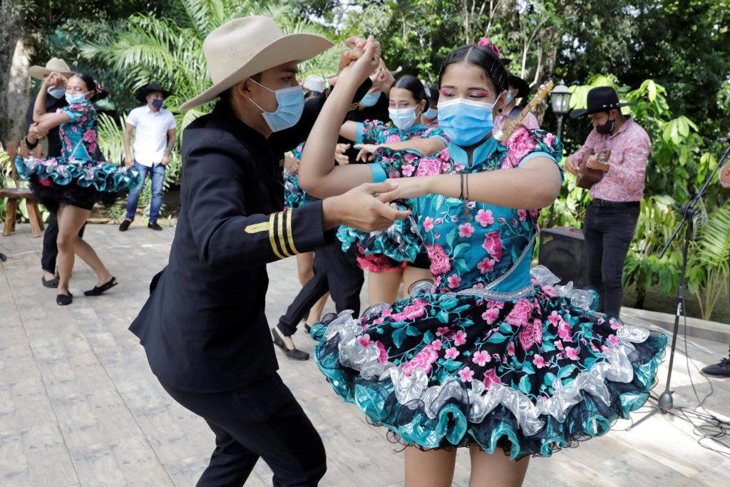 Foto de archivo de un grupo de baile en San José de Guaviare (Colombia). EFE/ Carlos Ortega