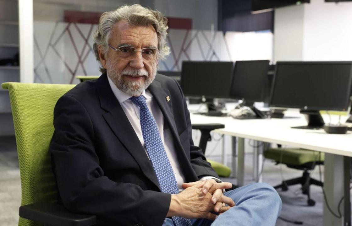 El doctor Antonio Escribano en la redacción de EFE/Andrés Ballesteros.