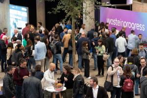 Participantes en la segunda jornada del foro internacional de residuos Waste in Progress que se celebra en la Fira de Girona y que reúne a expertos para tratar sobre las oportunidades y los aspectos jurídicos vinculados a la recogida de basura que identifica al usuario. EFE/David Borrat.