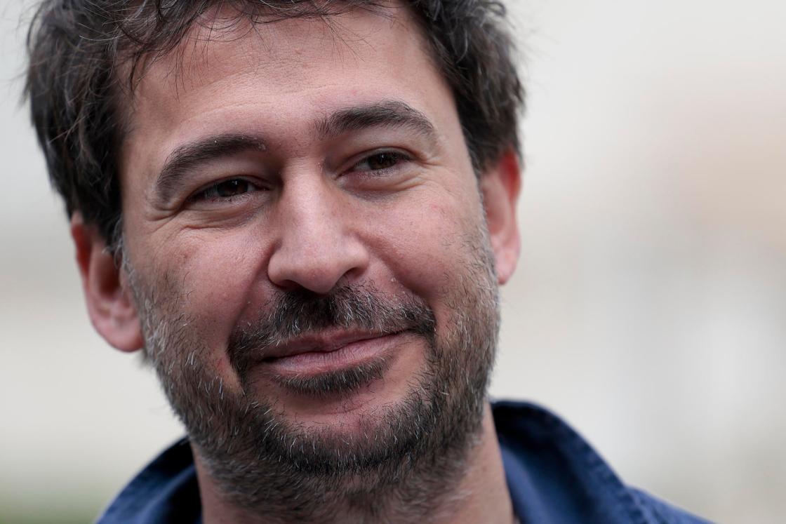 El director de cine Santiago Mitre habla durante una entrevista con EFE el 17 de abril de 2023 en Buenos Aires (Argentina). Lo que Santiago Mitre había imaginado para su vida, ser guionista y director de películas, lo ha logrado con creces. "Mi único sueño es poder seguir dirigiendo", asegura el artífice de "Argentina, 1985", filme con más nominaciones, 14, en la décima edición de los Premios Platino, galardones que destaca sirven para que el cine iberoamericano logre mayor difusión internacional. EFE/ Juan Ignacio Roncoroni