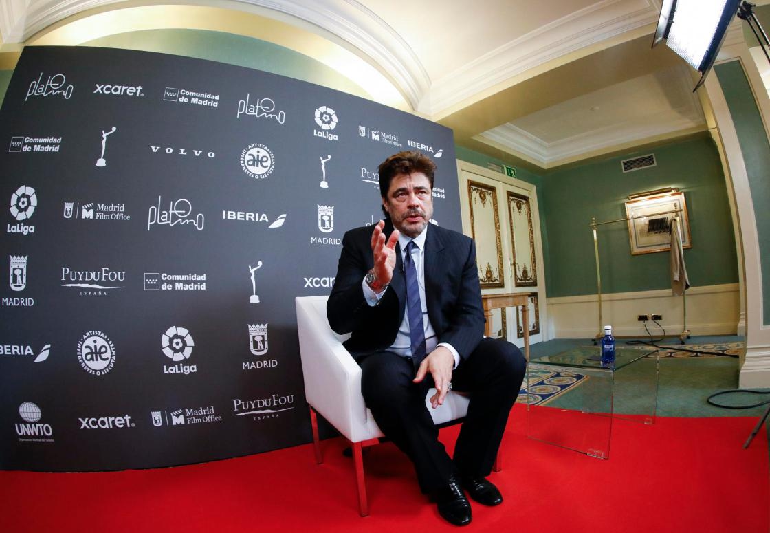 MADRID, 21/04/2023.- El actor y productor puertorriqueño Benicio del Toro durante una entrevista con la Agencia Efe en Madrid. Del Toro celebra que las nuevas generaciones estén colocando "a las minorías" en el centro de la ficción estadounidense y, ante el auge de otros cines como el afroamericano o el asiático, tiene claro que "el latino tendrá de nuevo su momento en Hollywood". El intérprete, ganador de premios como el Óscar, el Globo de Oro, el Bafta, el Oso de Plata de Berlín o la Palma de Oro de Cannes, recibirá el premio Platino de Honor en la próxima entrega de los galardones, el próximo 22 de abril en Madrid. EFE/David Fernández.
