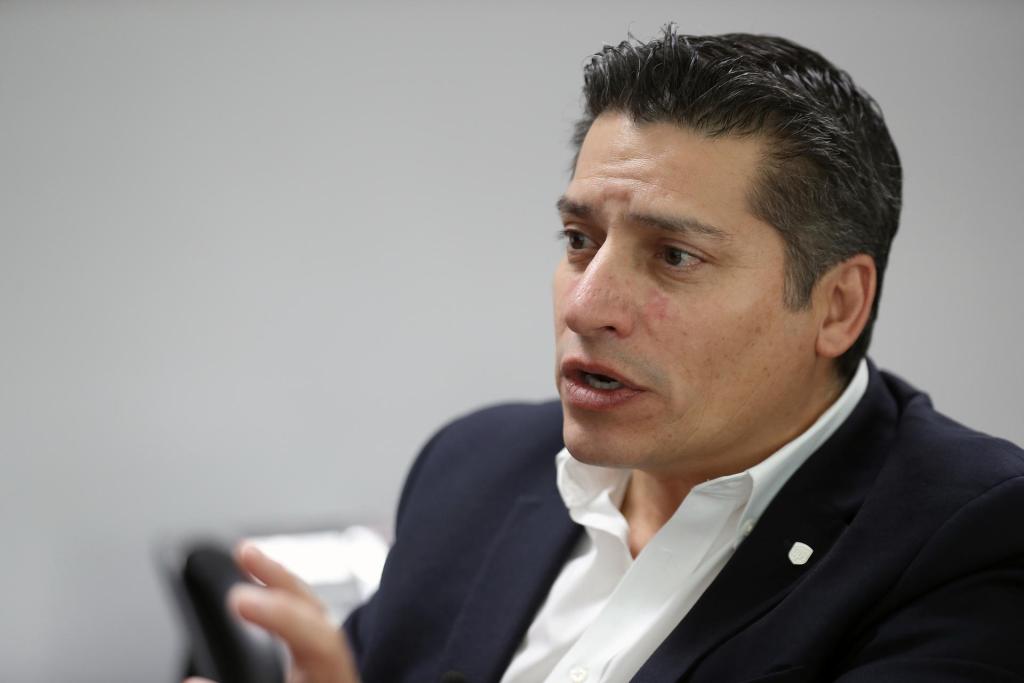El presidente de UPS Latinoamérica, Francisco Ricaurte, habla durante una entrevista con EFE, el 6 de abril de 2023, en Ciudad de México (México). La multinacional de logística UPS está lista para capturar la demanda de servicios que supone la relocalización de las cadenas de valor, también llamado "nearshoring", con una infraestructura que es capaz de conectar a América Latina con el mercado estadounidense, aseguró a su llegada a México, Francisco Ricaurte, presidente de la compañía para Latinoamérica y el país. EFE/ Sáshenka Gutiérrez