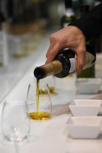 El aceite de oliva es uno de los pilares básicos de la dieta mediterránea. EFE/Marta Pérez