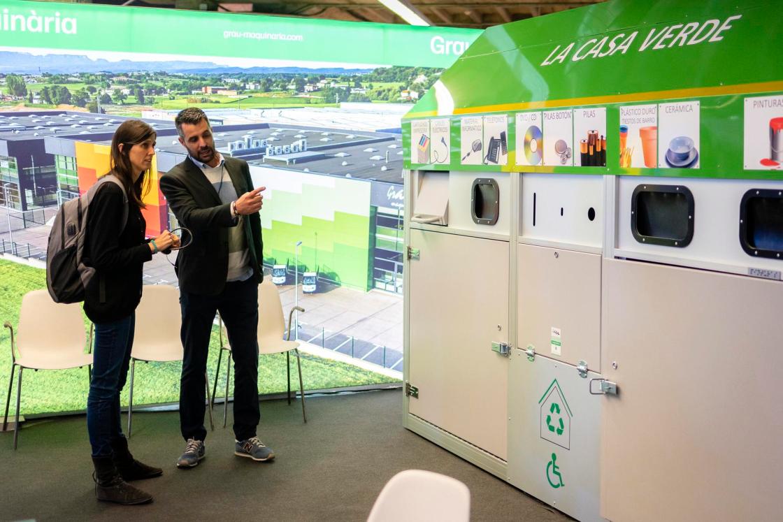 Participantes en la segunda jornada del foro internacional de residuos Waste in Progress que se celebra en la Fira de Girona y que reúne a expertos para tratar sobre las oportunidades y los aspectos jurídicos vinculados a la recogida de basura que identifica al usuario. EFE/David Borrat.