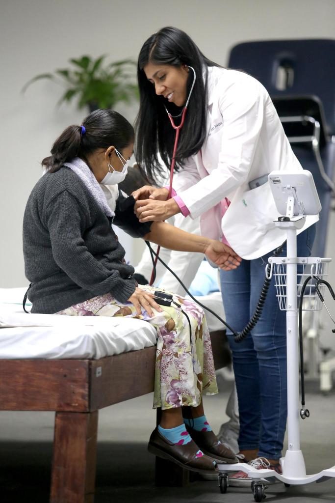 Fotografía de archivo del 27 de junio de 2017, que muestra la toma de la presión a una paciente en un hospital de la ciudad de Guadalajara (México). EFE/Ulises Ruiz Basurto/ ARCHIVO